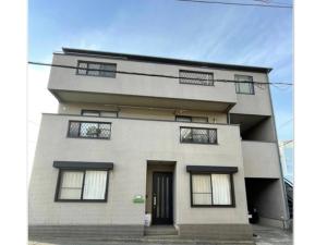 un grand bâtiment avec des fenêtres et une porte dans l'établissement Lana Enoshima - Vacation STAY 56484v, à Fujisawa