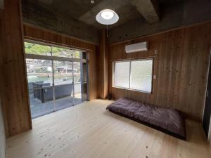 a bedroom with a bed in a room with a window at IHOKI BASE - Vacation STAY 57543v in Kumano