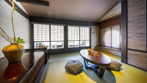a room with a table and a vase on the floor at Sumiya Hagakure - Vacation STAY 57892v in Takayama