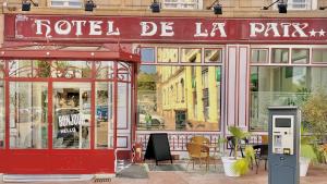 a red building with a sign that reads hotel be katz at Hôtel de la paix in Limoges
