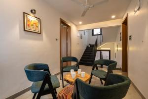 VeremSaffronStays Aqua的一间带桌椅的房间和楼梯