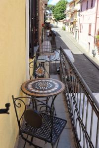 un patio con tavoli e sedie su un balcone di La Loggia del Corso a Castiglione in Teverina