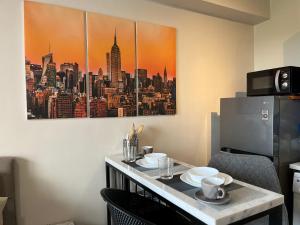 een tafel in een kamer met een afbeelding van een stad bij Arastar Escape in Suba