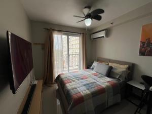 een slaapkamer met een bed en een raam bij Arastar Escape in Suba