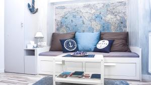 una camera con un divano e una mappa sul muro di Black Swan House, Old Town a Danzica