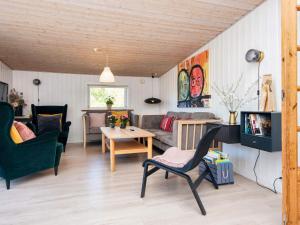 ein Wohnzimmer mit Sofa und Tisch in der Unterkunft 10 person holiday home in Glesborg-By Traum in Glesborg