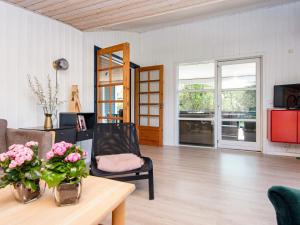 ein Wohnzimmer mit Tisch und Stühlen in der Unterkunft 10 person holiday home in Glesborg-By Traum in Glesborg