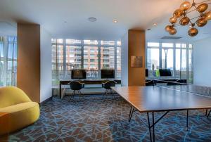 Habitación con mesa, sillas y ventanas. en Global Luxury Suites at Newport, en Jersey City