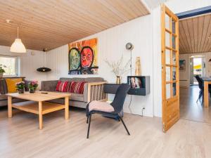 ein Wohnzimmer mit Sofa und Tisch in der Unterkunft 10 person holiday home in Glesborg-By Traum in Glesborg + 33 Fotos