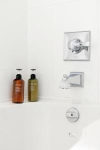 Afbeelding uit fotogalerij van 3BR Lakeside Unit in Harrison in Harrison Hot Springs