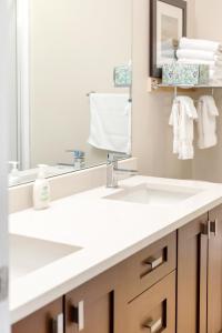 Afbeelding uit fotogalerij van 3BR Lakeside Unit in Harrison in Harrison Hot Springs