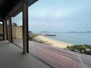 a view of the beach from the balcony of a house at SETO CLAS AJI - Vacation STAY 60996v in Sanuki