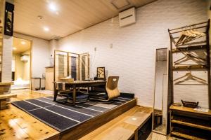 京都市にあるKyomachiya Mitsushi - Vacation STAY 63201vの机と椅子が敷物に掛けられた部屋