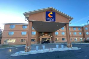 Un hotel con un cartel en la fachada del edificio. en Comfort Inn & Suites Gunnison-Crested Butte, en Gunnison