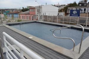 a large pool of water on top of a building at Departamento Mondaca Vista Mar in Valparaíso