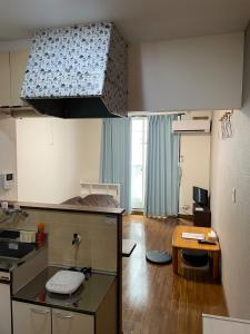 ein Zimmer mit Küche und Bett in der Unterkunft Chambord Kyomachi 205 - Vacation STAY 69095v in Kumamoto