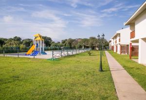 einen Spielplatz in einem Park mit Rutsche in der Unterkunft Cabañas Las Añañucas V in La Serena