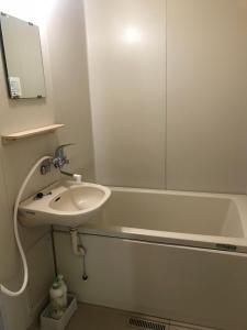 un bagno con lavandino e vasca da bagno di Marine View Shimane - Vacation STAY 78823v a Matsue