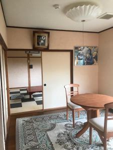 una sala con tavolo e sedie e una sala da pranzo di Marine View Shimane - Vacation STAY 78823v a Matsue