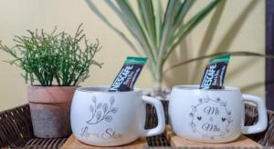 two coffee mugs sitting on top of a table at OYO 75322 Tha Burapa Resort Bangsean in Ban Laem Thaen