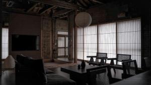 una sala de estar con un sofá y una mesa en Mud - Vacation STAY 71384v, en Ishigaki Island