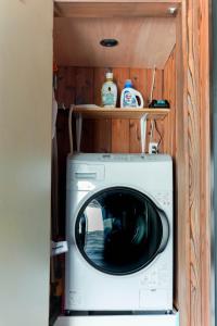 a washer and dryer in a tiny house at Irori no Yado Kinoko - Vacation STAY 76611v in Sakaide