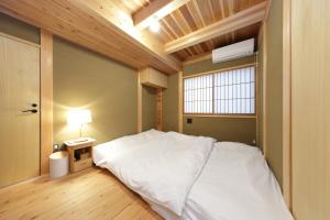 a bedroom with a large bed and a window at Jakkoan - Vacation STAY 76612v in Kamakura