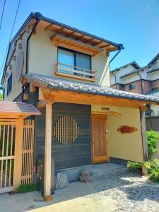 a small house with a balcony on top of it at Jakkoan - Vacation STAY 76612v in Kamakura