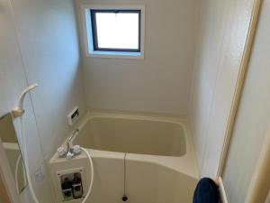a small bathroom with a tub and a window at Kitakyushu - Apartment - Vacation STAY 14808 in Kitakyushu +30 photos