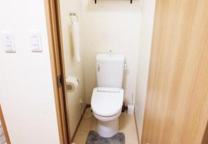 ein Badezimmer mit einer weißen Toilette in einem Zimmer in der Unterkunft Daiichi Mitsumi Corporation - Vacation STAY 14915 in Musashino + 14 Fotos