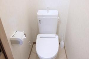 ein Badezimmer mit einem weißen WC und einem Toilettenpapier-Spender in der Unterkunft Daiichi Mitsumi Corporation - Vacation STAY 15232 in Musashino + 6 Fotos