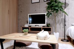 ein Wohnzimmer mit Fernseher und Couchtisch in der Unterkunft Daiichi Mitsumi Corporation - Vacation STAY 15232 in Musashino