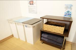 - une boîte à côté d'une table avec un panier de serviettes dans l'établissement Daiichi Mitsumi Corporation - Vacation STAY 16415, à Musashino