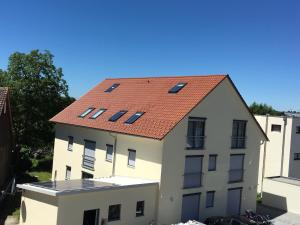 ein Gebäude mit einem roten Dach darüber in der Unterkunft Boardinghouse Casita Amann in Friedrichshafen