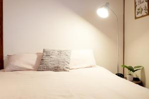 ein Schlafzimmer mit einem Bett und einem Kissen darauf in der Unterkunft Daiichi Mitsumi Corporation - Vacation STAY 15355 in Musashino + 7 Fotos