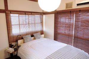 - une chambre avec un lit blanc et 2 fenêtres dans l'établissement Daiichi Mitsumi Corporation - Vacation STAY 15266, à Musashino