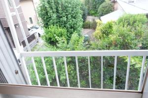einen Balkon mit Gartenblick in der Unterkunft Daiichi Mitsumi Corporation - Vacation STAY 15349 in Musashino