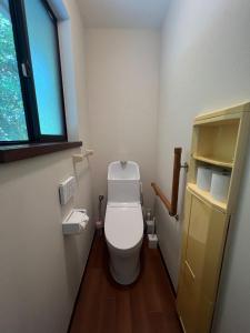 une salle de bain avec des toilettes blanches dans une chambre dans l'établissement BlueFlow KATSUURA - Vacation STAY 92659v, à Katsuura 41 autres photos