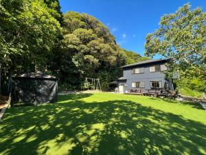 une grande cour avec une maison et une grande pelouse dans l'établissement BlueFlow KATSUURA - Vacation STAY 92659v, à Katsuura