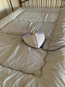 eine weiße Computermaus, die auf einem Bett sitzt in der Unterkunft Maison Etoile Room 705 - Vacation STAY 14807 in Nagoya