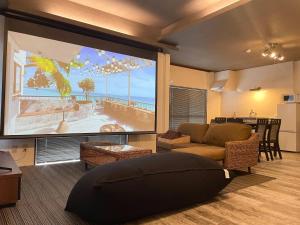 瀬戸内町にあるCASA GRANDE - Vacation STAY 92050vのリビングルーム(大画面テレビ、ソファ付)