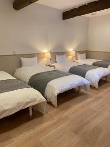 grupa czterech łóżek w pokoju w obiekcie Awajishima dog stay,YAGI - Vacation STAY 93054v w mieście Minamiawaji