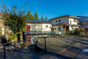 ein Haus auf der Straßenseite in der Unterkunft CoCoSakura - Vacation STAY 94917v in Miyanoshita