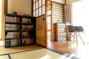 ein Zimmer mit einem Bücherregal voller DVDs in der Unterkunft CoCoSakura - Vacation STAY 94917v in Miyanoshita