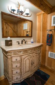 W łazience znajduje się umywalka i lustro. w obiekcie Jackson Hole Hideout w mieście Wilson