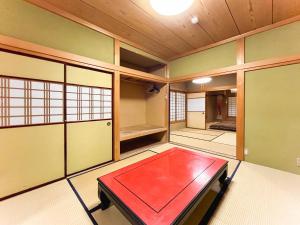 einem Meditationsraum mit einem roten Tisch darin in der Unterkunft 839 STAY - Vacation STAY 96648v in Takayama