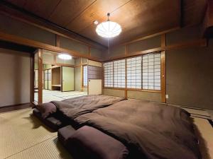 ein großes Bett in der Mitte eines Zimmers in der Unterkunft 839 STAY - Vacation STAY 96648v in Takayama