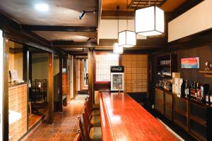 eine Bar mit einem langen Holztisch in einem Raum in der Unterkunft 839 STAY - Vacation STAY 96648v in Takayama