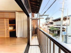 ein Balkon mit Blick auf ein Gebäude in der Unterkunft 839 STAY - Vacation STAY 96648v in Takayama