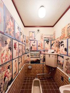 ein Badezimmer mit Urinal und Bildern an den Wänden in der Unterkunft 839 STAY - Vacation STAY 96648v in Takayama + 42 Fotos